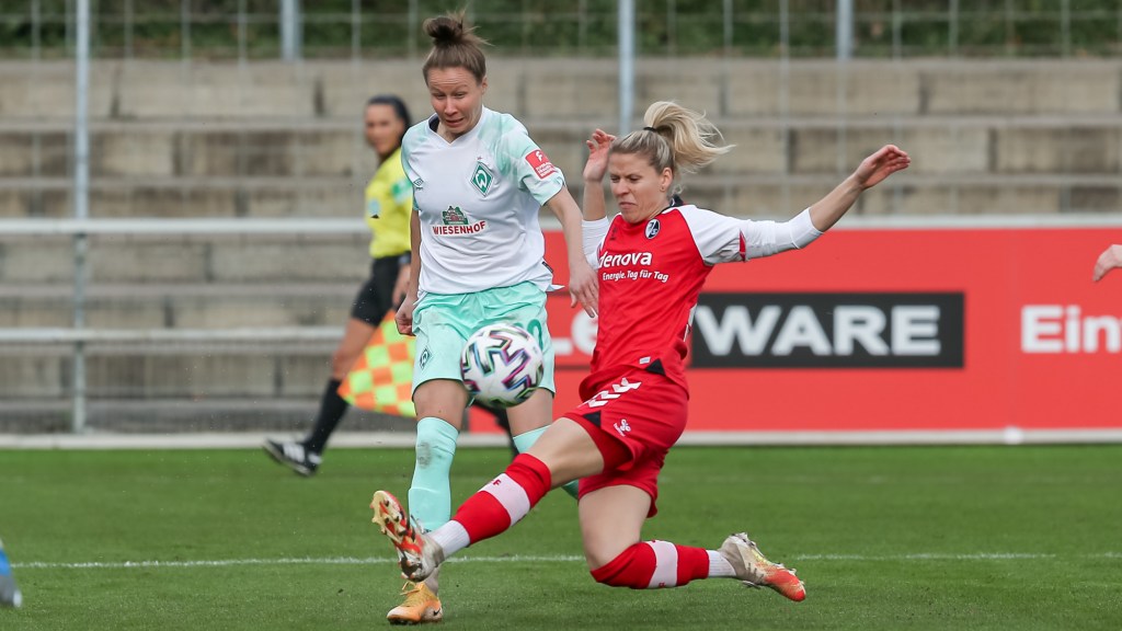 v.li.: Agata Tarczynska (SV Werder Bremen, 20) und Jana Vojtekova (SC Freiburg, 20) im Zweikampf, Duell, Dynamik, Aktion, Action, Spielszene, DIE DFB-RICHTLINIEN UNTERSAGEN JEGLICHE NUTZUNG VON FOTOS ALS SEQUENZBILDER UND/ODER VIDEOÄHNLICHE FOTOSTRECKEN. DFB REGULATIONS PROHIBIT ANY USE OF PHOTOGRAPHS AS IMAGE SEQUENCES AN/OR QUASI-VIDEO.