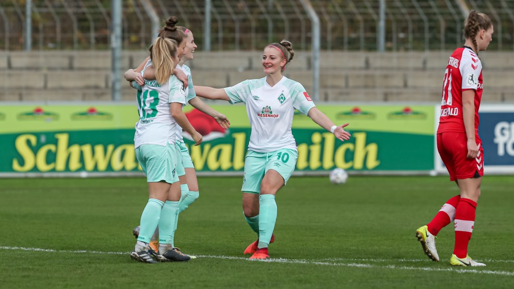 v.li.: Spielerinnen des SV Werder Bremen mit Torjubel, Jubel, optimistisch, Spielszene, Highlight, Freude über das Tor zum 0:1, DIE DFB-RICHTLINIEN UNTERSAGEN JEGLICHE NUTZUNG VON FOTOS ALS SEQUENZBILDER UND/ODER VIDEOÄHNLICHE FOTOSTRECKEN. DFB REGULATIONS PROHIBIT ANY USE OF PHOTOGRAPHS AS IMAGE SEQUENCES AN/OR QUASI-VIDEO.