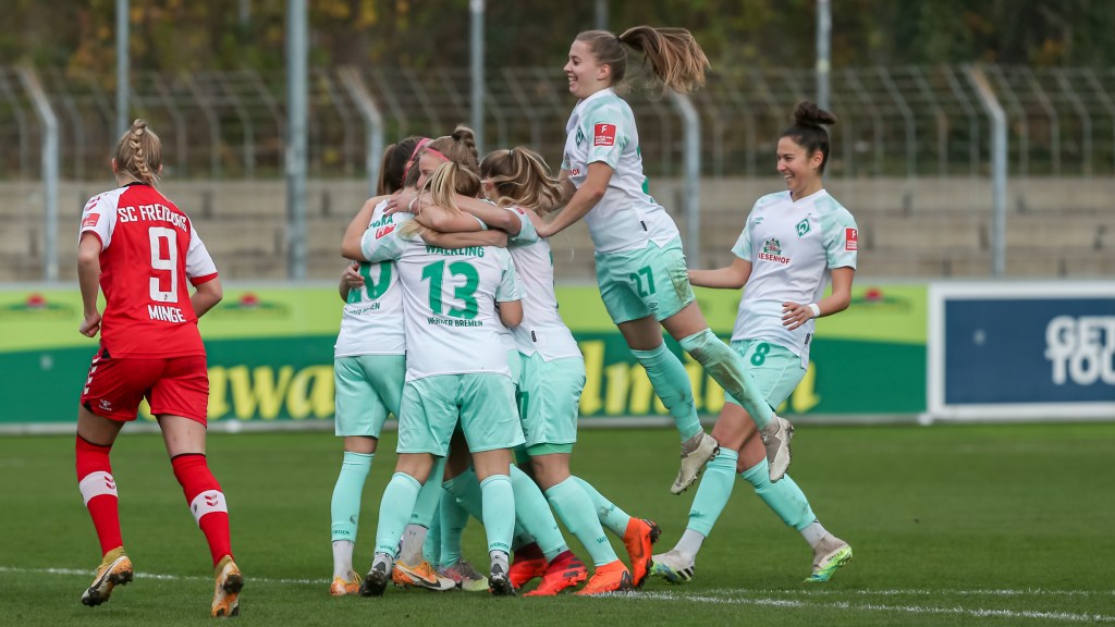 v.li.: Spielerinnen des SV Werder Bremen mit Torjubel, Jubel, optimistisch, Spielszene, Highlight, Freude über das Tor zum 0:1, DIE DFB-RICHTLINIEN UNTERSAGEN JEGLICHE NUTZUNG VON FOTOS ALS SEQUENZBILDER UND/ODER VIDEOÄHNLICHE FOTOSTRECKEN. DFB REGULATIONS PROHIBIT ANY USE OF PHOTOGRAPHS AS IMAGE SEQUENCES AN/OR QUASI-VIDEO.