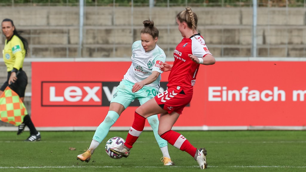 v.li.: Agata Tarczynska (SV Werder Bremen, 20) und Greta Stegemann (SC Freiburg, 16) im Zweikampf, Duell, Dynamik, Aktion, Action, Spielszene, DIE DFB-RICHTLINIEN UNTERSAGEN JEGLICHE NUTZUNG VON FOTOS ALS SEQUENZBILDER UND/ODER VIDEOÄHNLICHE FOTOSTRECKEN. DFB REGULATIONS PROHIBIT ANY USE OF PHOTOGRAPHS AS IMAGE SEQUENCES AN/OR QUASI-VIDEO.