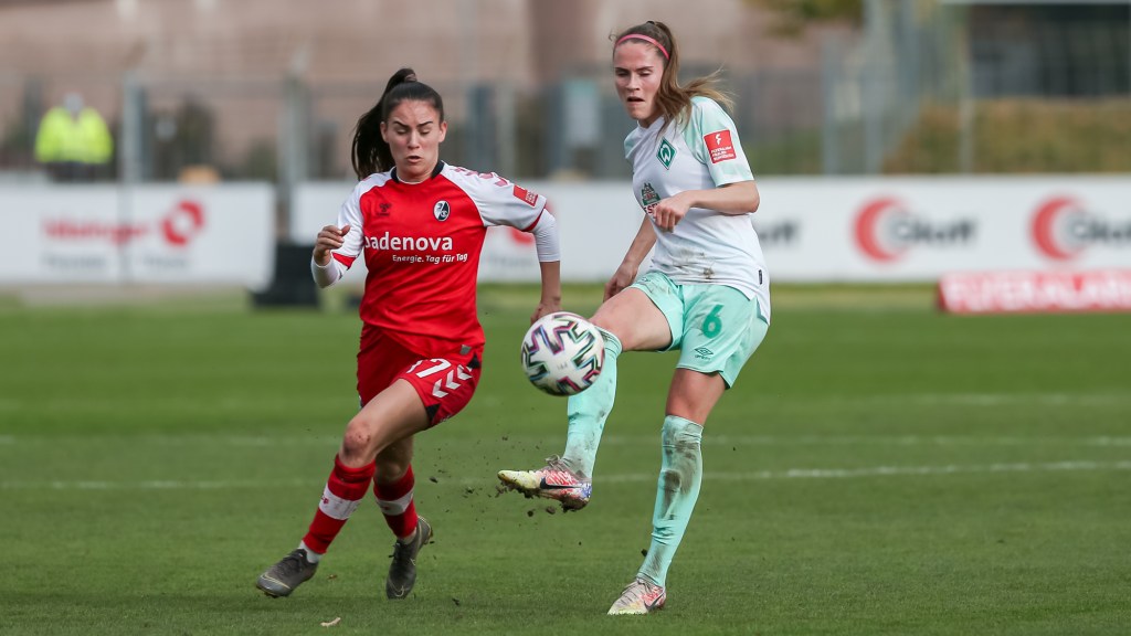 v.li.: Ereleta Memeti (SC Freiburg, 17) und Reena Wichmann (SV Werder Bremen, 6) im Zweikampf, Duell, Dynamik, Aktion, Action, Spielszene, DIE DFB-RICHTLINIEN UNTERSAGEN JEGLICHE NUTZUNG VON FOTOS ALS SEQUENZBILDER UND/ODER VIDEOÄHNLICHE FOTOSTRECKEN. DFB REGULATIONS PROHIBIT ANY USE OF PHOTOGRAPHS AS IMAGE SEQUENCES AN/OR QUASI-VIDEO.