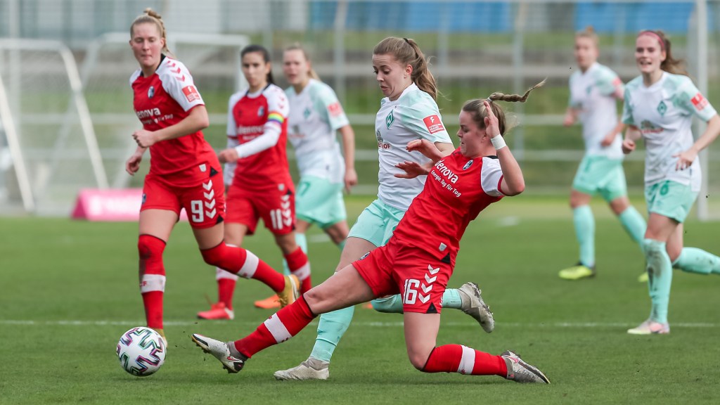 v.li.: Nina Lührßen (SV Werder Bremen, 27) und Greta Stegemann (SC Freiburg, 16) im Zweikampf, Duell, Dynamik, Aktion, Action, Spielszene, DIE DFB-RICHTLINIEN UNTERSAGEN JEGLICHE NUTZUNG VON FOTOS ALS SEQUENZBILDER UND/ODER VIDEOÄHNLICHE FOTOSTRECKEN. DFB REGULATIONS PROHIBIT ANY USE OF PHOTOGRAPHS AS IMAGE SEQUENCES AN/OR QUASI-VIDEO.