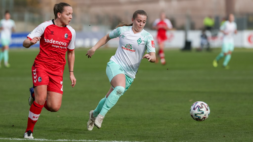 v.li.: Lisa Karl (SC Freiburg, 2) uns Nina Lührßen (SV Werder Bremen, 27) im Zweikampf, Duell, Dynamik, Aktion, Action, Spielszene, DIE DFB-RICHTLINIEN UNTERSAGEN JEGLICHE NUTZUNG VON FOTOS ALS SEQUENZBILDER UND/ODER VIDEOÄHNLICHE FOTOSTRECKEN. DFB REGULATIONS PROHIBIT ANY USE OF PHOTOGRAPHS AS IMAGE SEQUENCES AN/OR QUASI-VIDEO.