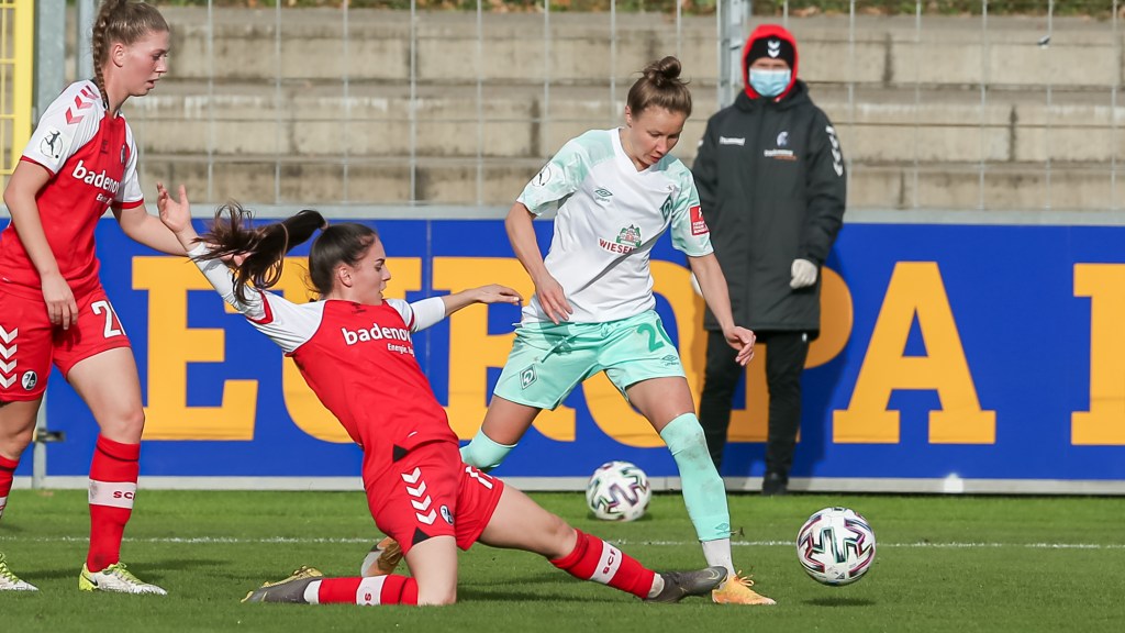 v.li.: Ereleta Memeti (SC Freiburg, 17) und Agata Tarczynska (SV Werder Bremen, 20) im Zweikampf, Duell, Dynamik, Aktion, Action, Spielszene, DIE DFB-RICHTLINIEN UNTERSAGEN JEGLICHE NUTZUNG VON FOTOS ALS SEQUENZBILDER UND/ODER VIDEOÄHNLICHE FOTOSTRECKEN. DFB REGULATIONS PROHIBIT ANY USE OF PHOTOGRAPHS AS IMAGE SEQUENCES AN/OR QUASI-VIDEO.