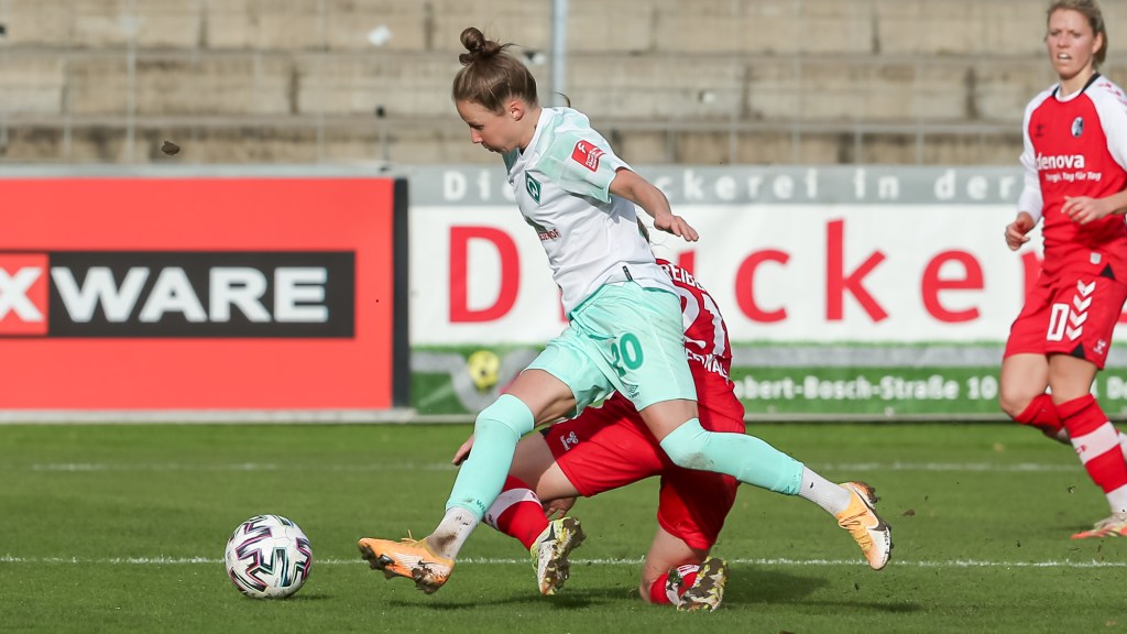 v.li.: Agata Tarczynska (SV Werder Bremen, 20) und Samantha Steuerwald (SC Freiburg, 21) im Zweikampf, Duell, Dynamik, Aktion, Action, Spielszene, DIE DFB-RICHTLINIEN UNTERSAGEN JEGLICHE NUTZUNG VON FOTOS ALS SEQUENZBILDER UND/ODER VIDEOÄHNLICHE FOTOSTRECKEN. DFB REGULATIONS PROHIBIT ANY USE OF PHOTOGRAPHS AS IMAGE SEQUENCES AN/OR QUASI-VIDEO.