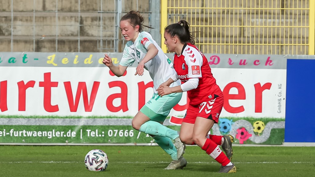 v.li.: Ina Timmermann (SV Werder Bremen, 21) und Ereleta Memeti (SC Freiburg, 17) im Zweikampf, Duell, Dynamik, Aktion, Action, Spielszene, DIE DFB-RICHTLINIEN UNTERSAGEN JEGLICHE NUTZUNG VON FOTOS ALS SEQUENZBILDER UND/ODER VIDEOÄHNLICHE FOTOSTRECKEN. DFB REGULATIONS PROHIBIT ANY USE OF PHOTOGRAPHS AS IMAGE SEQUENCES AN/OR QUASI-VIDEO.