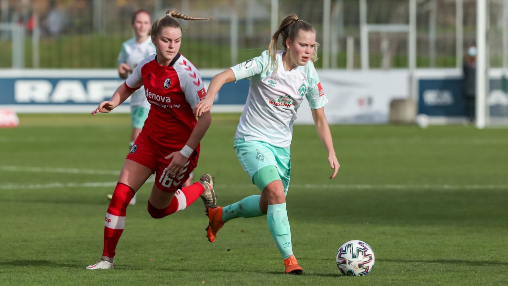 v.li.: Greta Stegemann (SC Freiburg, 16) und Margarita Gidion (SV Werder Bremen, 17) im Zweikampf, Duell, Dynamik, Aktion, Action, Spielszene, DIE DFB-RICHTLINIEN UNTERSAGEN JEGLICHE NUTZUNG VON FOTOS ALS SEQUENZBILDER UND/ODER VIDEOÄHNLICHE FOTOSTRECKEN. DFB REGULATIONS PROHIBIT ANY USE OF PHOTOGRAPHS AS IMAGE SEQUENCES AN/OR QUASI-VIDEO.