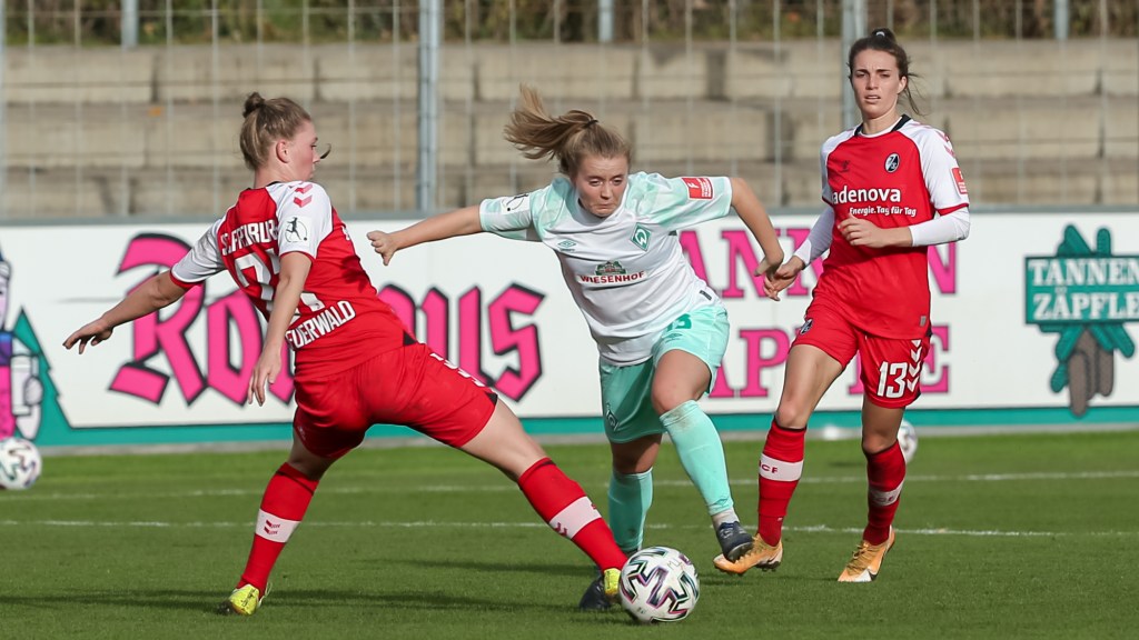 v.li.: Samantha Steuerwald (SC Freiburg, 21) und Ricarda Walkling (SV Werder Bremen, 13) im Zweikampf, Duell, Dynamik, Aktion, Action, Spielszene, DIE DFB-RICHTLINIEN UNTERSAGEN JEGLICHE NUTZUNG VON FOTOS ALS SEQUENZBILDER UND/ODER VIDEOÄHNLICHE FOTOSTRECKEN. DFB REGULATIONS PROHIBIT ANY USE OF PHOTOGRAPHS AS IMAGE SEQUENCES AN/OR QUASI-VIDEO.