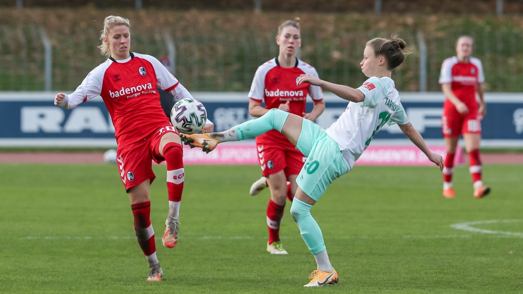 v.li.: Jana Vojtekova (SC Freiburg, 20) und Agata Tarczynska (SV Werder Bremen, 20) im Zweikampf, Duell, Dynamik, Aktion, Action, Spielszene, DIE DFB-RICHTLINIEN UNTERSAGEN JEGLICHE NUTZUNG VON FOTOS ALS SEQUENZBILDER UND/ODER VIDEOÄHNLICHE FOTOSTRECKEN. DFB REGULATIONS PROHIBIT ANY USE OF PHOTOGRAPHS AS IMAGE SEQUENCES AN/OR QUASI-VIDEO.