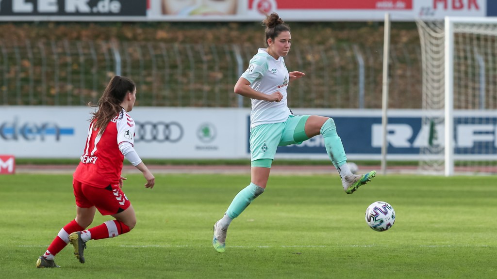 v.li.: Ereleta Memeti (SC Freiburg, 17), Sophie Walter (SV Werder Bremen, 8) am Ball, Aktion, Action, DIE DFB-RICHTLINIEN UNTERSAGEN JEGLICHE NUTZUNG VON FOTOS ALS SEQUENZBILDER UND/ODER VIDEOÄHNLICHE FOTOSTRECKEN. DFB REGULATIONS PROHIBIT ANY USE OF PHOTOGRAPHS AS IMAGE SEQUENCES AN/OR QUASI-VIDEO.