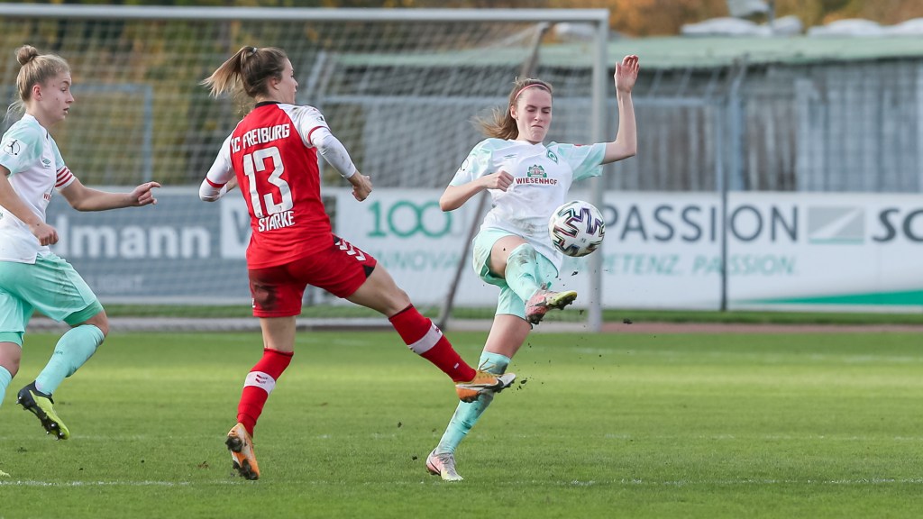 v.li.: Sandra Starke (SC Freiburg, 13) und Reena Wichmann (SV Werder Bremen, 6) im Zweikampf, Duell, Dynamik, Aktion, Action, Spielszene, DIE DFB-RICHTLINIEN UNTERSAGEN JEGLICHE NUTZUNG VON FOTOS ALS SEQUENZBILDER UND/ODER VIDEOÄHNLICHE FOTOSTRECKEN. DFB REGULATIONS PROHIBIT ANY USE OF PHOTOGRAPHS AS IMAGE SEQUENCES AN/OR QUASI-VIDEO.