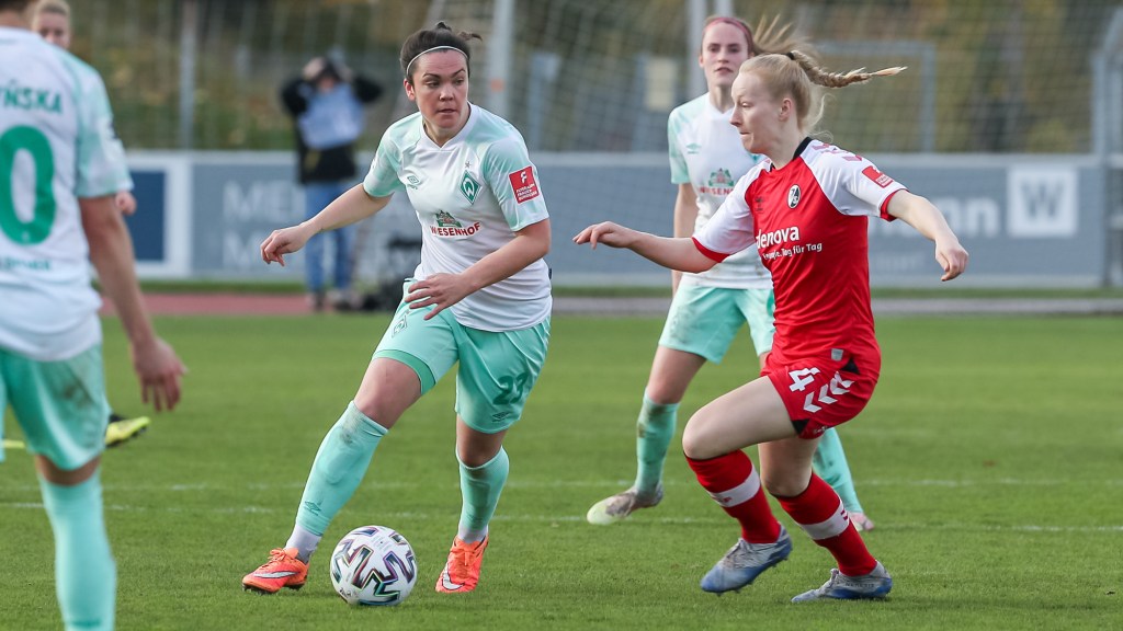 v.li.: Stephanie Goddard (SV Werder Bremen, 23) und Meret Wittje (SC Freiburg, 4) im Zweikampf, Duell, Dynamik, Aktion, Action, Spielszene, DIE DFB-RICHTLINIEN UNTERSAGEN JEGLICHE NUTZUNG VON FOTOS ALS SEQUENZBILDER UND/ODER VIDEOÄHNLICHE FOTOSTRECKEN. DFB REGULATIONS PROHIBIT ANY USE OF PHOTOGRAPHS AS IMAGE SEQUENCES AN/OR QUASI-VIDEO.