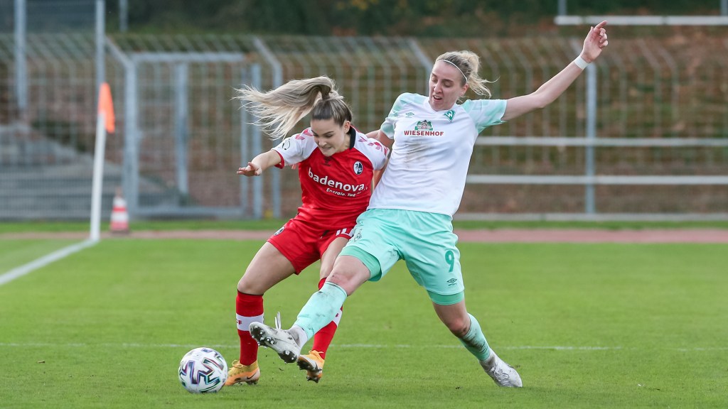 v.li.: Tyara Buser (SC Freiburg, 10) und Katharina Schiechtl (SV Werder Bremen, 9) im Zweikampf, Duell, Dynamik, Aktion, Action, Spielszene, DIE DFB-RICHTLINIEN UNTERSAGEN JEGLICHE NUTZUNG VON FOTOS ALS SEQUENZBILDER UND/ODER VIDEOÄHNLICHE FOTOSTRECKEN. DFB REGULATIONS PROHIBIT ANY USE OF PHOTOGRAPHS AS IMAGE SEQUENCES AN/OR QUASI-VIDEO.