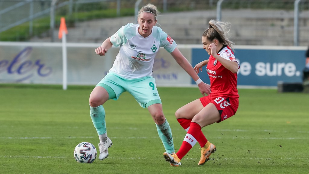 v.li.: Katharina Schiechtl (SV Werder Bremen, 9) und Tyara Buser (SC Freiburg, 10) im Zweikampf, Duell, Dynamik, Aktion, Action, Spielszene, DIE DFB-RICHTLINIEN UNTERSAGEN JEGLICHE NUTZUNG VON FOTOS ALS SEQUENZBILDER UND/ODER VIDEOÄHNLICHE FOTOSTRECKEN. DFB REGULATIONS PROHIBIT ANY USE OF PHOTOGRAPHS AS IMAGE SEQUENCES AN/OR QUASI-VIDEO.