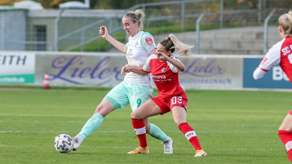 v.li.: Katharina Schiechtl (SV Werder Bremen, 9) und Tyara Buser (SC Freiburg, 10) im Zweikampf, Duell, Dynamik, Aktion, Action, Spielszene, DIE DFB-RICHTLINIEN UNTERSAGEN JEGLICHE NUTZUNG VON FOTOS ALS SEQUENZBILDER UND/ODER VIDEOÄHNLICHE FOTOSTRECKEN. DFB REGULATIONS PROHIBIT ANY USE OF PHOTOGRAPHS AS IMAGE SEQUENCES AN/OR QUASI-VIDEO.